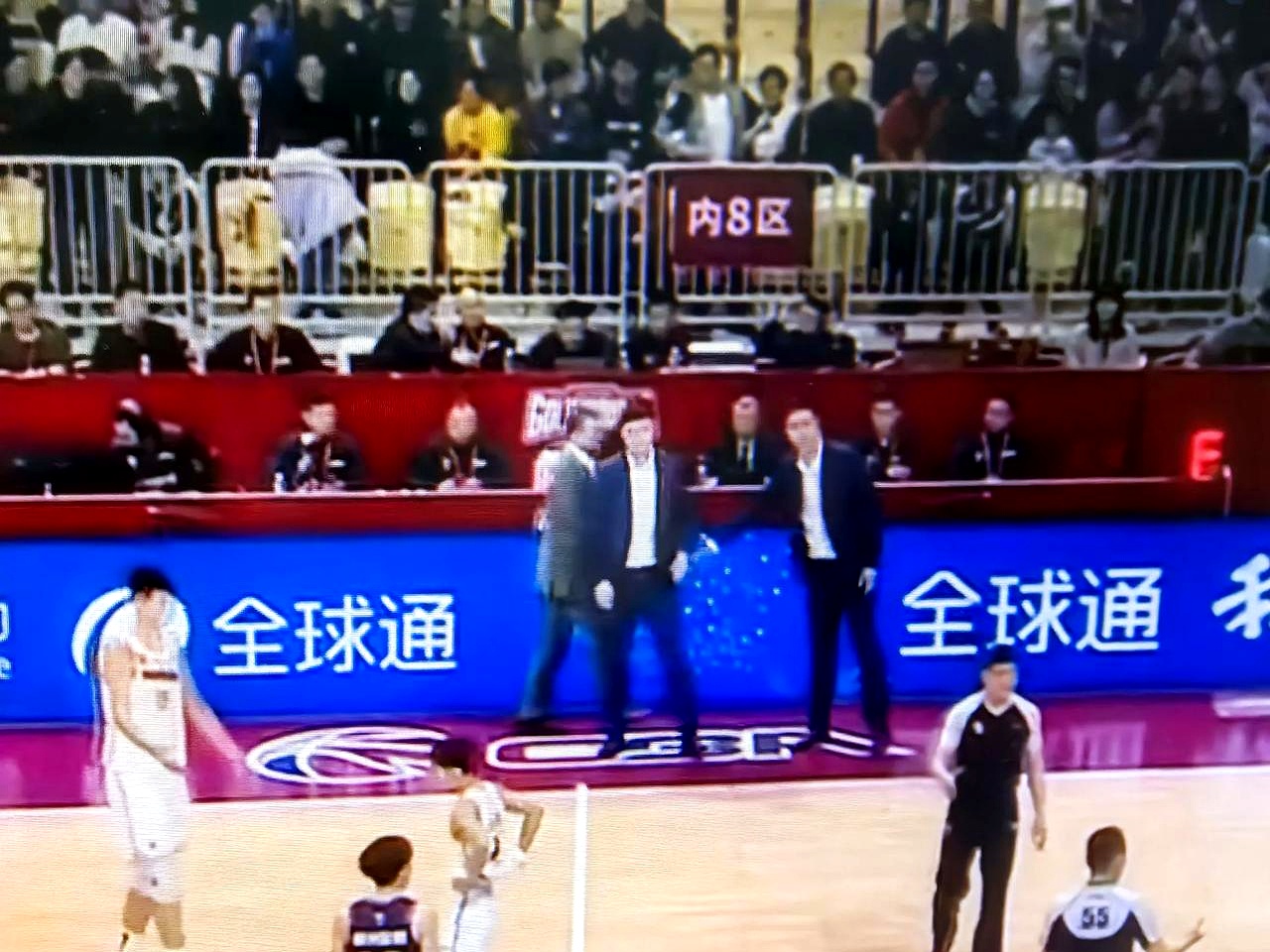 关于球队领袖在关键时刻挺身而出，带领球队获胜的信息